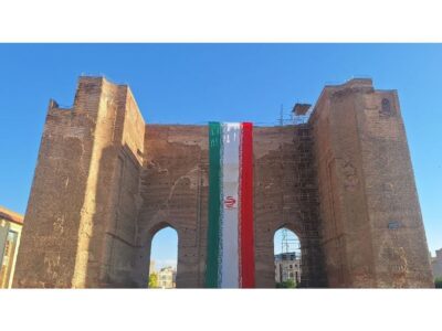 اهتزاز پرچم مقدس ایران بر فراز ارگ علیشاه