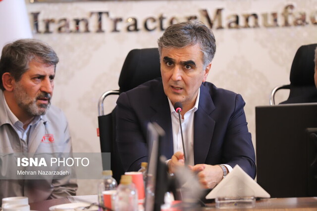 بازدید رییس کل بانک‌مرکزی از مجموعه تراکتورسازی ایران