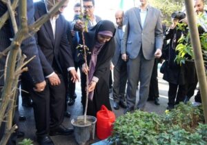 غرس نهال توسط وزیر راه و شهرسازی به یاد دو دانش‌آموز شهید تبریز