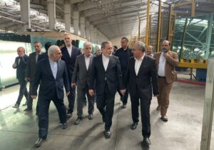 وزیر امور خارجه از کارخانه شیشه آذر در استان آذربایجان شرقی بازدید کرد