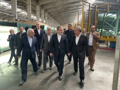وزیر امور خارجه از کارخانه شیشه آذر در استان آذربایجان شرقی بازدید کرد