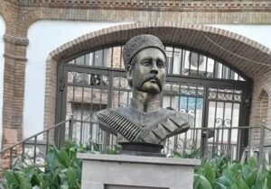 نصب تندیس ستارخان در خانه تاریخی نیکدل