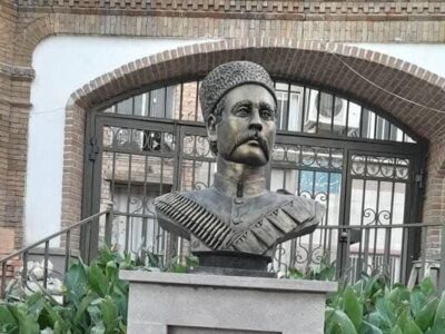 نصب تندیس ستارخان در خانه تاریخی نیکدل
