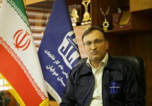 اهداء لوح سپاس به مدیر عامل شرکت سیمان صوفیان