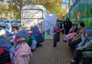  گزارشی از حضور کتابخانه‌های سیار در محلات تبریز همزمان با هفته کتاب*