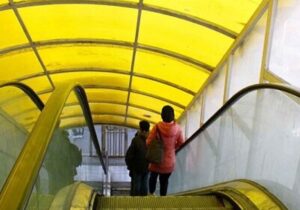 آغاز بازسازی پله های برقی ۲ پل عابرگذر پرتردد تبریز