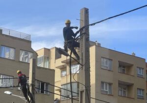 تجهیز شبکه فشار ضعیف هوایی برق تبریز به کابل خودنگهدار در خط پایانی