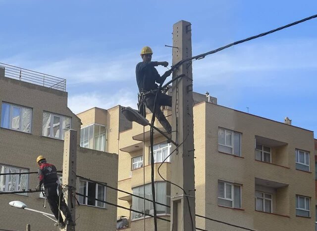 تجهیز شبکه فشار ضعیف هوایی برق تبریز به کابل خودنگهدار در خط پایانی تجهیز شبکه فشار ضعیف هوایی برق تبریز به کابل خودنگهدار در خط پایانی