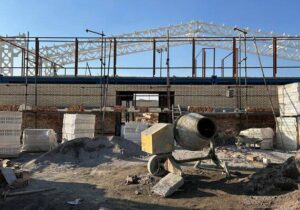 اجرای دیوار کشی سالن اداری و احداث سکوهای تماشاگران در سالن ورزشی چند منظوره ۳۱۶ میلیارد ریالی ترمینال