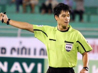 داور کره‌ای دیدار الغرافه-تراکتور را قضاوت می‌کند