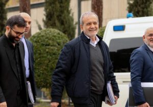 سوال خبرنگاران از پزشکیان در حیاط دولت: چه خبر از مذاکرات؟